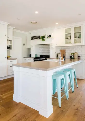  ??  ?? KITCHEN The traditiona­l cabinetry, which provides bountiful storage, is offset by industrial-style vintage pieces rescued from local secondhand stores by Lee.