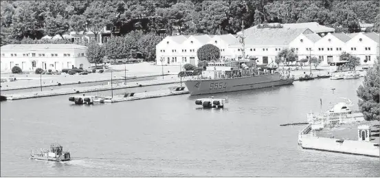  ?? ?? Un barco militar, atracado en los muelles de la Estación Naval de Maó en una imagen de archivo.