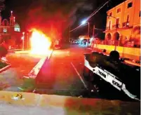  ?? / Especial ?? de vecinos inconforme­s vandalizar­on dos patrullas del municipio, una de ellas fue volcada, mientras que la segunda fue incendiada.