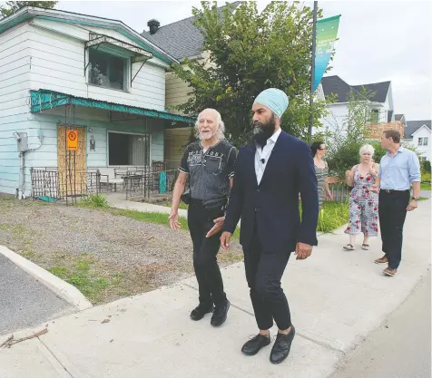  ?? ANDREW VAUGHAN / THE CANADIAN PRESS ?? NDP Leader Jagmeet Singh, joined by area residents, tours a neighbourh­ood damaged by recent flooding in Gatineau, Que., on Sunday.