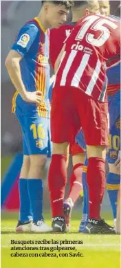  ??  ?? Busquets recibe las primeras atenciones tras golpearse, cabeza con cabeza, con Savic.