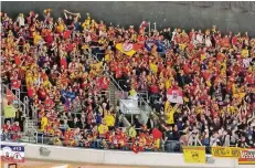  ?? FOTO: BIRGIT HÄFNER ?? Dieser Sonderzug hat sich wirklich gelohnt: Die 800 DEG-Fans feiern den überrasche­nden Sieg bei den Eisbären Berlin.