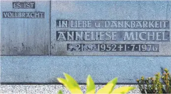  ?? FOTO: DPA ?? Das Grab von Anneliese Michel auf dem Friedhof im bayerische­n Klingenber­g.