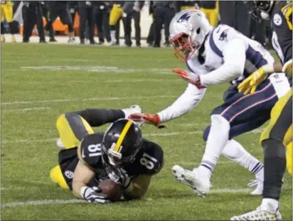  ?? THE ASSOCIATED PRESS ?? Pittsburgh Steelers tight end Jesse James (81) loses his grip on the football after crossing the goal line on a pass play against the New England Patriots in the closing seconds of the fourth quarter during last Sunday’s game.