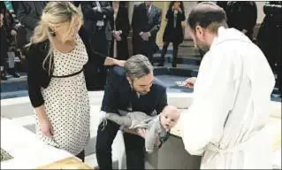  ?? Alberto González ?? Alberto y Elena sostienen a su hijo Jaime el día de su Bautismo. A la derecha; capilla de San Isidro, en el solar de su casa natal