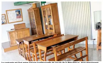  ??  ?? Le contraste est fort entre l’image traditionn­elle de l’école de la République, dont témoignent ces bancs dans le hall d’une école jurassienn­e, et la réalité.