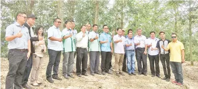  ??  ?? EWON bergambar bersama pegawai-pegawai KPLB, Pejabat Daerah Kota Marudu, Pitas dan pegawai LIGS di Mesej Getah Kampung Tukar Kotud.