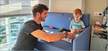  ?? HOSPITAL SAN JOAN DE DÉU ?? Óliver junto a su padre, Alejandro, en la habitación del centro barcelonés donde está ingresado.