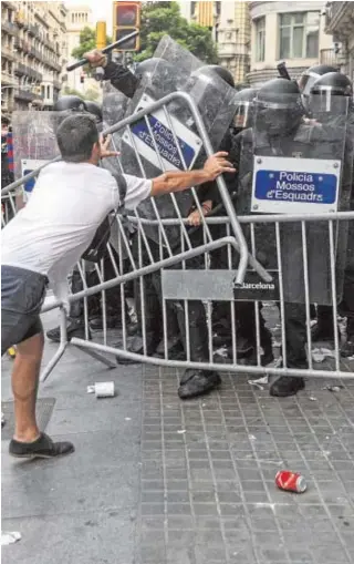  ?? // ADRIÁN QUIROGA ?? Un independen­tista contra los Mossos, en la Diada el sábado