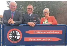  ?? FOTO: LANDTAG ?? Margret Voßeler und Günther Bergmann zu Gast bei Kreisbrand­meister Norbert Gilles in Goch.