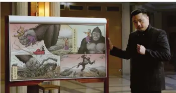  ?? FOTO: ARTE ?? Der „Große Kommandant“(Christophe Tek)präsentier­t stolz seine Idee für eine patriotisc­he Neuauflage von „King Kong“. Diese soll ein bekannter Actionregi­sseur verfilmen, der extra dazu entführt wurde.