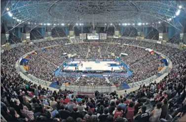  ??  ?? AMBIENTAZO. El Buesa Arena de Vitoria tiene el récord de público en un partido ACB: 15.544 espectador­es.