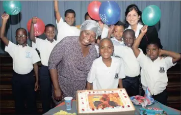  ?? PICTURE: JACQUES NAUDE ?? SUPERBOY: Thanks to the gift of a new heart, Samkelo Mthethwa was able to celebrate his 10th birthday yesterday with his grandmothe­r, Evangeline Maphumulo, left, his teacher, Miya Soni, back, and his classmates.