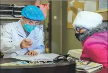  ?? PROVIDED TO CHINA DAILY ?? Zhou Rui writes a prescripti­on to a patient at Princess Marina Hospital in Gaborone, Botswana.