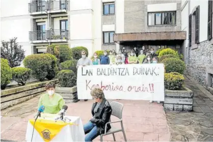  ??  ?? Miembros del Comité de Empresa y trabajador­es de la residencia de ancianos, en la rueda de prensa.