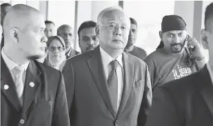  ?? — Gambar Bernama ?? DIDAKWA SEMULA: Najib (tengah) didakwa semula di Mahkamah Sesyen Kuala Lumpur semalam atas tiga pertuduhan melibatkan diri dalam pengubahan wang haram berjumlah RM47 juta lima tahun lepas.