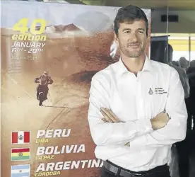  ??  ?? Marc Coma, director del rali, posa ayer ante el cartel anunciador.