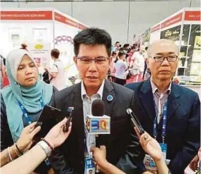  ??  ?? Malaysia External Trade Developmen­t Corporatio­ns chief executive officer Dr Mohd Shahreen Zainooreen Madros (centre) at the 14th China-Asean Expo 2017 in Nanning yesterday.