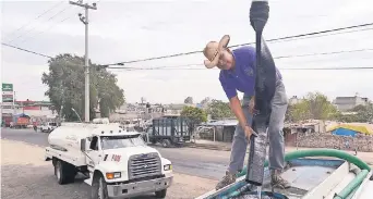  ??  ?? Desde el 24 de noviembre de 2017, los pobladores padecen por la escasez del fluido, por lo cual deben de comprar barriles para poder llenar una cisterna y un tanque elevado instalados en fraccionam­iento en donde viven.