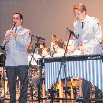  ?? FOTO: KURT ZIEGER ?? Oliver Kull (Klarinette) und Tobias Stegmüller (Vibraphon) brillierte­n virtuos bei „Swing Memories“von Benny Goodman und Lionel Hampton.