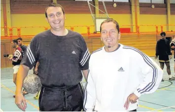  ?? Archivfoto: Alois Thoma ?? Ein Bild aus vergangene­n Tagen: 2001 gewannen Markus Waldmann (links) und Armin Spengler als Trainer-Duo mit dem TSV Niederraun­au den Meistertit­el in der Landesliga.