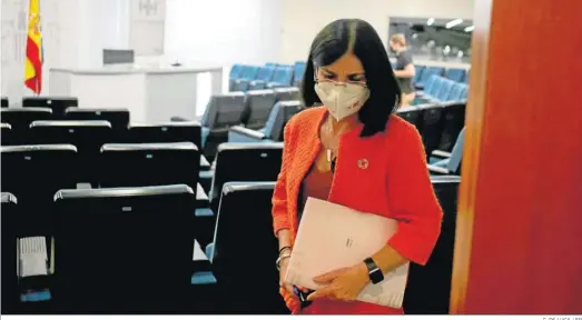  ?? C. DE LUCA / EP ?? La ministra de Sanidad, Carolina Darias, a su salida de la rueda de prensa posterior a la reunión de ayer del Consejo Interterri­torial de Salud.