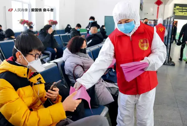  ??  ?? 吉林青年防疫志愿者在­火车站为旅客发放防疫­知识宣传单。