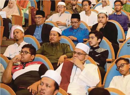  ?? [FOTO ADI SAFRI/BH] ?? Hadirin memberi tumpuan pada majlis Bacaan dan Syarahan Dala’il al Khayrat yang disampaika­n oleh Sheikh Dr Mahmoud Mrglani di Muzium Kesenian Islam, baru-baru ini.