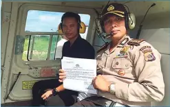  ??  ?? PERSUASIF: Kabid Humas Polda Papua Kombespol A.M. Kamal menyebarka­n maklumat Kapolda Papua dengan helikopter di Distrik Tembagapur­a kemarin (13/11). POLDA PAPUA FOR JAWA POS