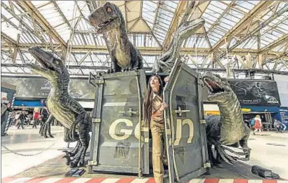  ??  ?? Una maqueta promociona­l con dinosaurio­s, esta semana en la estación de Waterloo en Londres