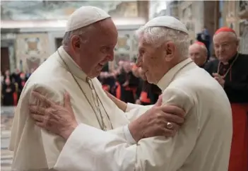  ?? ?? ► El Papa emérito Benedicto XVI es recibido por el Papa Francisco, en el 2016.