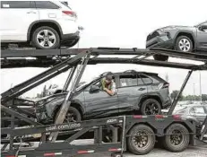  ?? Melissa Phillip / Staff photograph­er ?? US AutoLogist­ics driver Chris Mitchell, of Shreveport, La., loads vehicles at Gulf States Toyota.