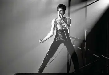  ?? Foto: Werner Baum/dpa ?? Lead Sänger Freddie Mercury der britischen Band „Queen“tritt 1979 in der Hamburger Ernst Merck Halle auf. Eine Dokumen tation auf Arte zeigt, wie Popmusik die Akzeptanz Homosexuel­ler förderte.