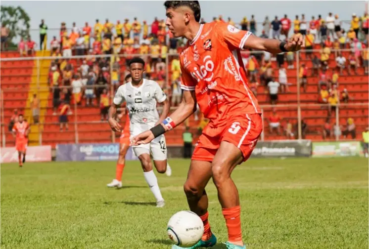  ?? anDrÉS gariTa ?? Herediano y Puntarenas no solo debieron luchar entre ellos, sino que se vieron afectados por la fuerte temperatur­a. Ansony Frías controla el balón.