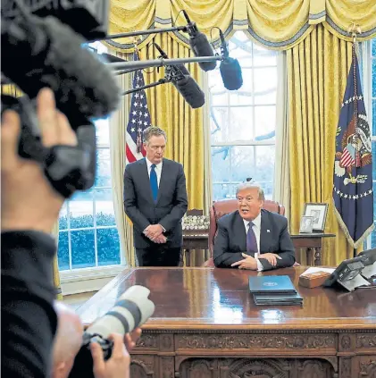  ?? AFP ?? Decisiones. El presidente Donald Trump en la Oficina Oval de la Casa de Gobierno, en rueda de prensa.