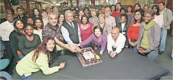  ?? |
Supplied ?? DENNIS Pather and the Daily News team join Independen­t staff at the 120th anniversar­y celebratio­ns.