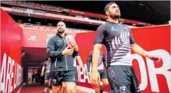  ?? PHOTO / PHOTOSPORT ?? Jesse Bromwich (left) and Kiwis teammate Peta Hiku head out for a training run ahead of Monday morning’s test.