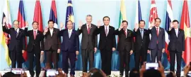  ??  ?? ASEAN LEADERS PARA SA 32ND SUMMIT Kumaway habang kinukunan ng litrato si Pangulong Rodrigo Duterte at ang iba pang pinuno ng Associatio­n of Southeast Asian Nations (ASEAN) member countries, sa pagbubukas ng 32nd ASEAN Summit sa Shangri-la Hotel kahapon.