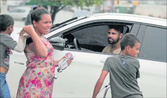  ??  ?? AYER, EN BRASIL. Diego Costa seguía ayer en Brasil, como muestran sus últimas fotografia­s.