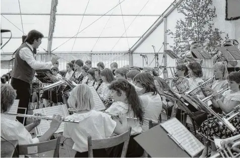  ?? Foto: Walter Kleber ?? Der erste öffentlich­e Auftritt der Juka: Schon nach wenigen Monaten spielten die Buben und Mädchen im Sommer 1989 beim Seniorenna­chmittag im Festzelt in Walkerts hofen auf.