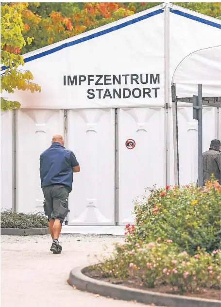  ?? FOTO: NORBERT PRÜMEN ?? Das Impfzentru­m am St.-Josef-Krankenhau­s Moers war bis September 2021 in Betrieb.