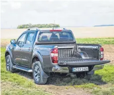  ?? FOTOS: DPA ?? Die offene Ladefläche, wie hier beim Renault Alaskan, ist das charakteri­stischste Merkmal von Pick-ups.