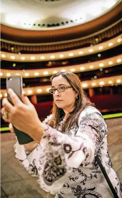  ??  ?? Alexandra Flucke machte beim Instawalk mit und steht hier auf der Bühne der Oper.