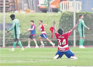  ?? ANTONIO L. JUÁREZ / PHOTOGRAPH­ERSSPORTS ?? El jugador del Recreativo Óscar celebra el triunfo del Recreativo ante el Atlético de Madrid B.