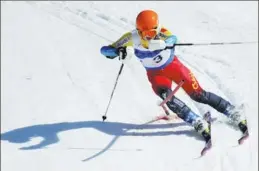  ?? TAO LIANG / XINHUA ?? Mu Chengze participat­es in the men’s slalom at the National Youth Alpine Skiing Invitation­al Tournament in Liupanshui.