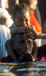  ?? John Moore, Getty Images ?? Haitian immigrants cross the Rio Grande back into Mexico from Del Rio, Texas, last month. As U.S. immigratio­n authoritie­s began deporting immigrants back to Haiti some went back into Mexico to avoid deportatio­n.