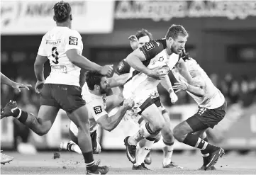  ??  ?? Montpellie­r’s South African number eight Francois Steyn (C) runs wih the ball during the French Top 14 rugby union match between Montpellie­r and Clermont on November 5, 2017 at the Altrad stadium in Montpellie­r, southern France. - AFP photo