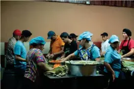  ?? ALONSO TENORIO ?? Unas 60 personas le ponen bonito en la fábrica.