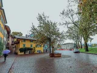  ?? (Foto Rensi) ?? Il restyling Sono stati ultimati i lavori della nuova piazza di Piedicaste­llo e della fontana. Dopo quarant’anni gli abitanti del rione possono ritrovare un luogo d’incontro dove fare comunità. Domenica l’inaugurazi­one