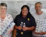  ??  ?? Marlene Smit (left) and Tommie Graaff from Vogelsang Estate handing over the water donation to Liezl Josephs from Mossel Bay Fire and Disaster Management Services.